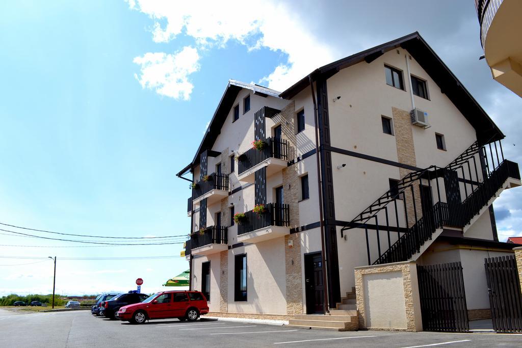 Отель Casa Caroli Тыргу-Жиу Экстерьер фото